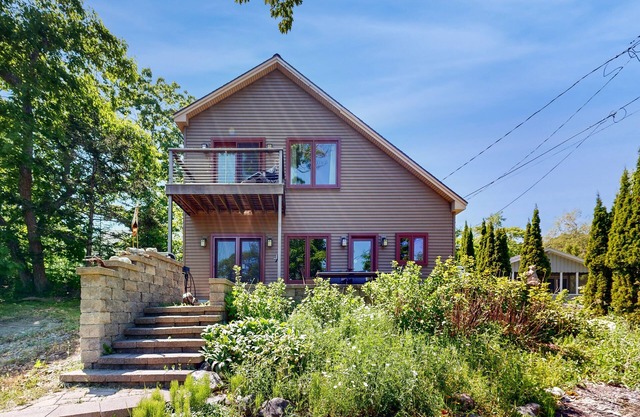 Dog-friendly home with high-speed WiFi, washer/dryer, & private dock