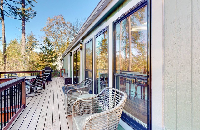Dog-friendly home with bay-view deck, grill & fireplace - walk to Kukutali Trail