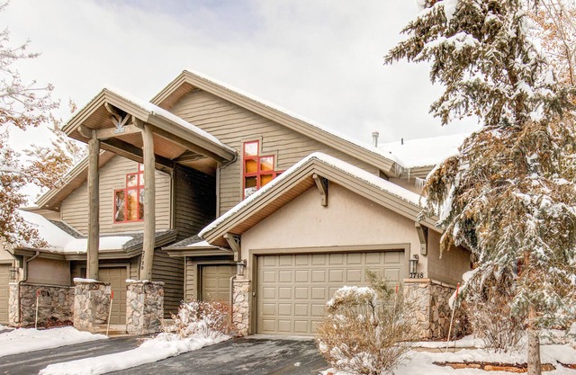 Dog-friendly home with private hot tub, fireplace, en suites & great location