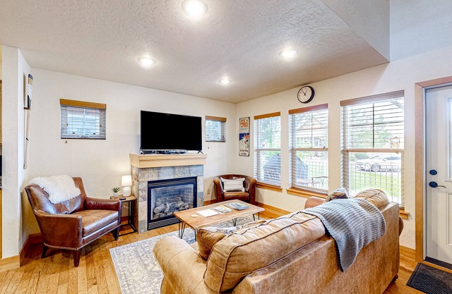 Dog-friendly home with patio, grill, fireplace, streaming, washer/dryer & AC