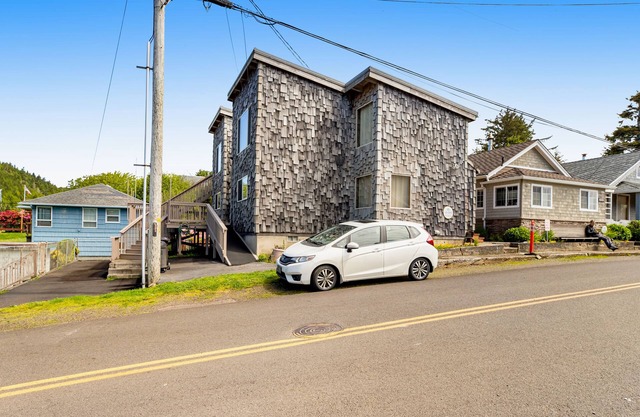 Dog-friendly home with water views, washer/dryer & fireplace - close to beaches