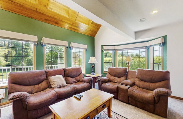 Dog-friendly house with ocean views & private tennis court