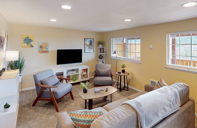 Dog-friendly lower level of duplex w/enclosed deck, washer/dryer, mountain view