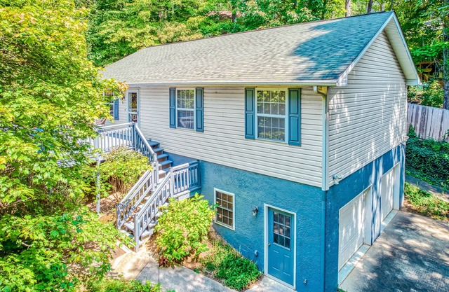 Dog-friendly mountain home with central AC, pool access, mountain view, and W/D