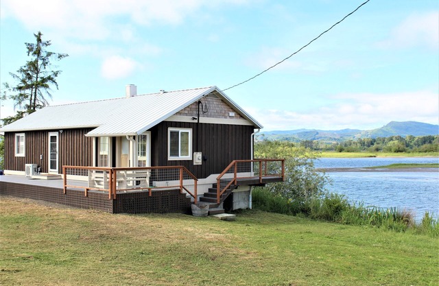 Dog Friendly Puget Island Home on the Columbia River. Winter Rates!