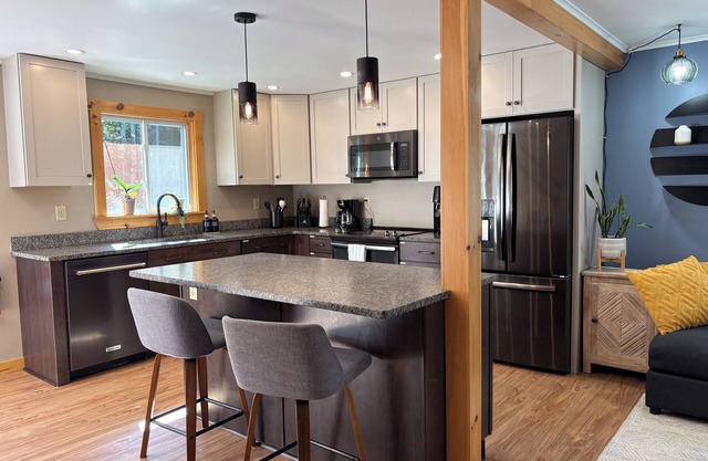 Dog-Friendly Ski Retreat Fall Foliage, Fire Pit & 10 Min to Sunday River