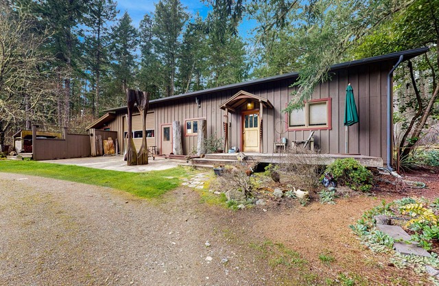 Dog-friendly studio w/kitchenette, WiFi, yard & fire pit