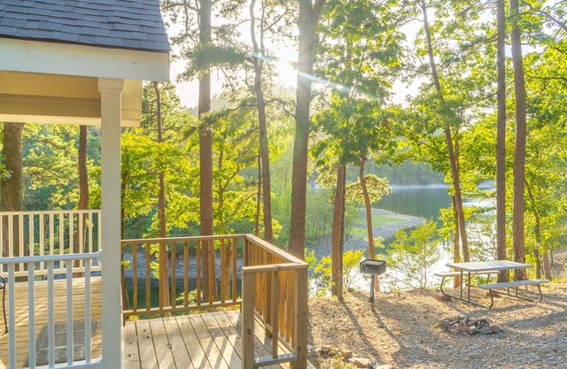 Dogwood Cottage at Safe Harbor Brady Mountain on Lake Ouachita!