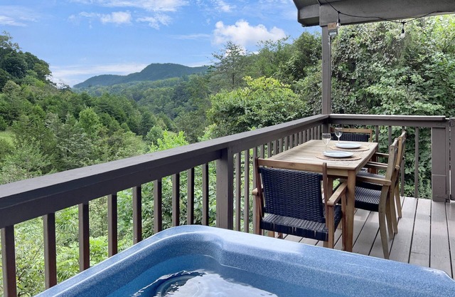 Dollywood 1 mi! Mountain View! Hot Tub, Fire Pit, King Suites, Arcade, Dogs OK!