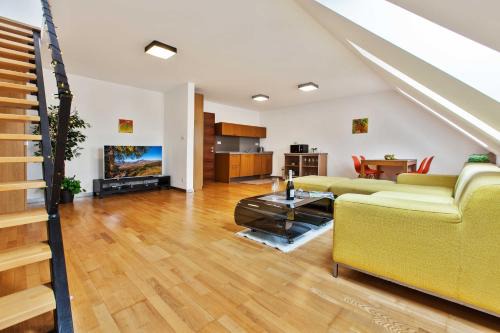 Dolná - mezonetový apartmán na námestí pre 4