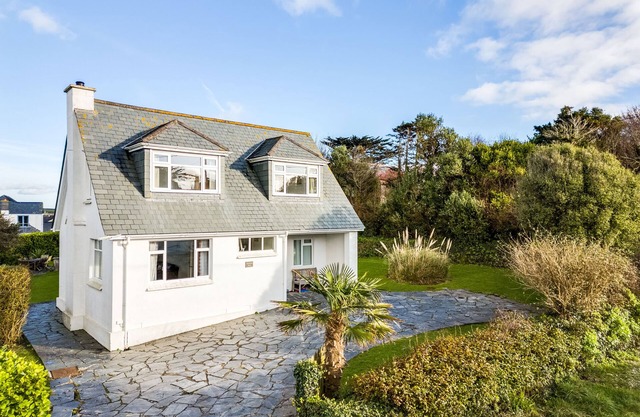 DOLPHIN'S BARN, pet friendly, country holiday cottage in Trevone