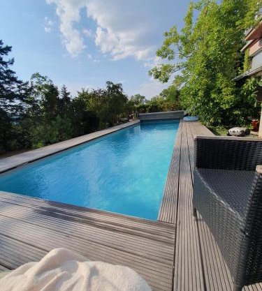 Doppelzimmer mit neuem Bad und Sportpool-Nutzung außen, im basement cellar der Villa Naturpark, Garten mit Rheinblick