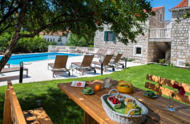 Double bed room, 500 year old guesthouse with pool