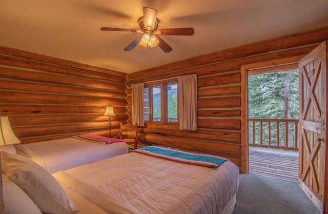 Double Queen Room - Twin Sisters View