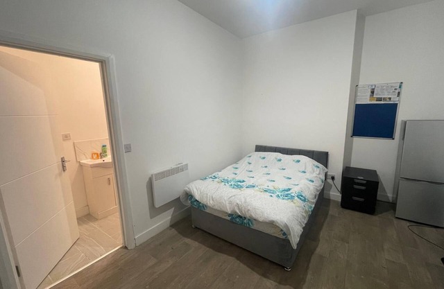 Double room with private toilet near to busy area of chethemhill Manchester