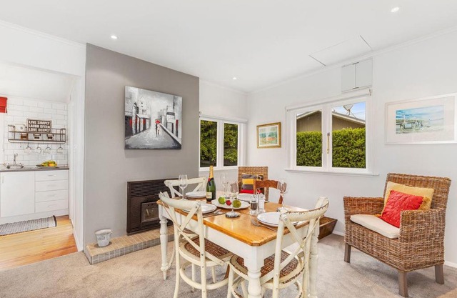 Dove Cottage - Waikanae Beach Holiday Home