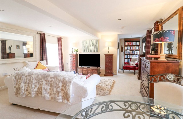 DOVECOTE COTTAGE, pet friendly, with a garden in Ashbourne