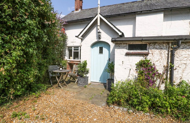 DOWNTON LODGE, pet friendly, with pool in Hordle