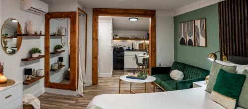 Downtown 1BR Cottage for 4 - Renovated