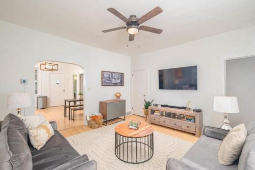 Downtown 2 Bedroom Home - Office