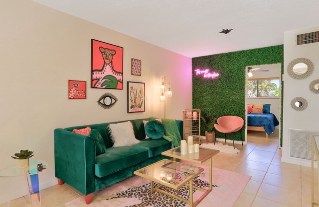 Downtown! 2 Bedroom with POOL! Close to BEACH and RESTAURANTS!