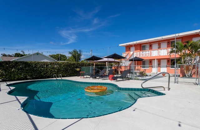 Downtown! 2 Bedroom with POOL! Close to BEACH and RESTAURANTS!