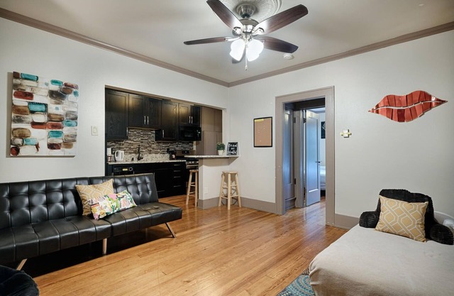 DOWNTOWN AUSTIN HAVEN-FENCE DOG AREA Sleep 5-ACL,SXSW, Shop,restaurants-Walkable