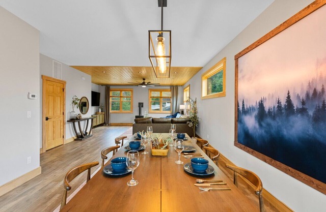 Downtown Black MTN loft w HotTub