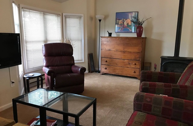 Downtown C B, Contemporary, Sunny 2BR, 2 BA, Stunning Views