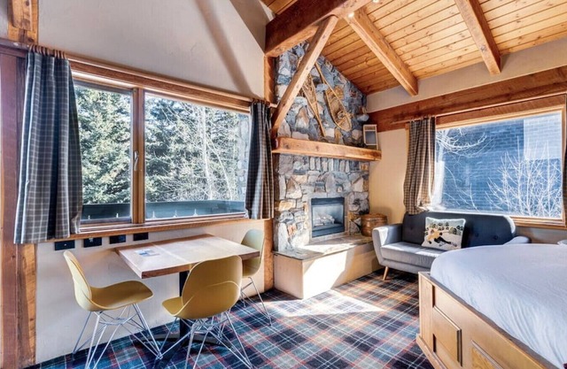 Downtown Canmore-4 Guests