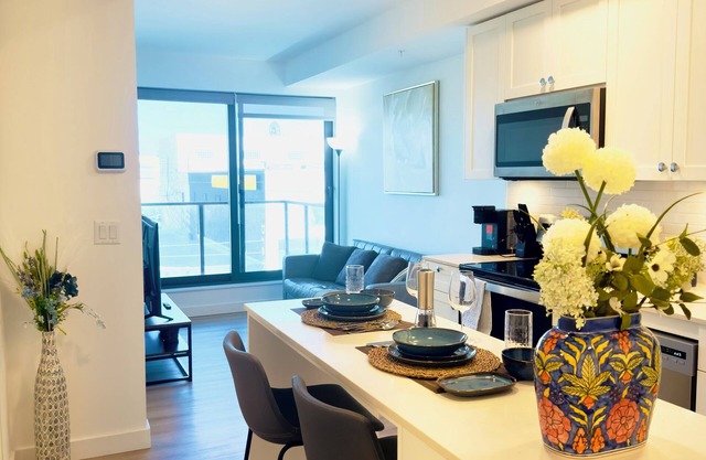 Downtown Condo, Stylish & Comfy