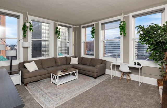 Downtown Dream 2br w/City Views 2 blocks to Court