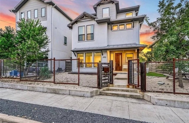 Downtown Getaway - with Views - Sleeps 12 - near ACL
