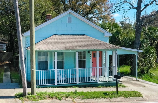 Downtown Home Close to it All-With Bikes!