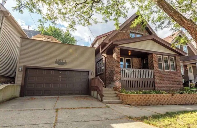 Downtown home w/rooftop patio - walk everywhere!