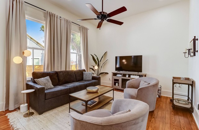 Downtown home with enclosed backyard, deck, streaming, washer/dryer, central AC