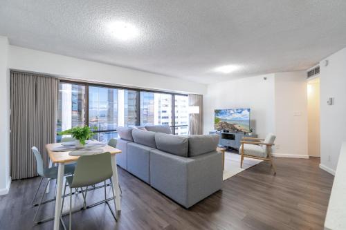Downtown Honolulu Skyview - 1Bed&Den- Free Parking