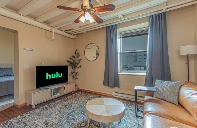 Downtown I Keyless Entry I Smart TV I Free Parking I King Bed