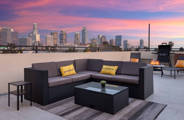 Downtown LA-Rooftop Deck w/Views Near Staples