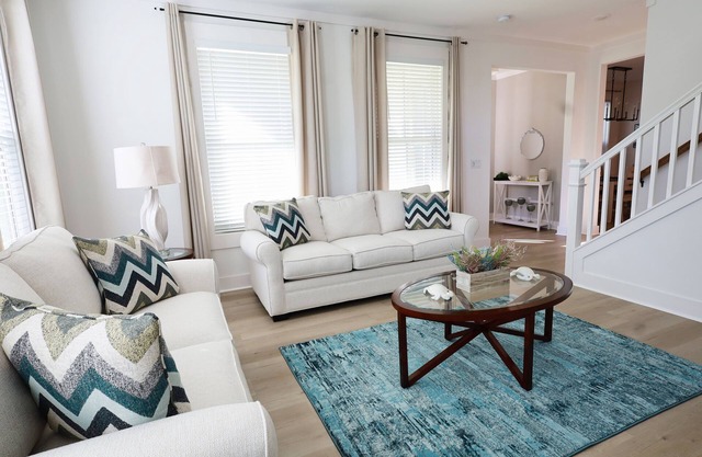 Downtown Luxurious Home - New Construction, Minutes to the Beaches, Sleeps 8