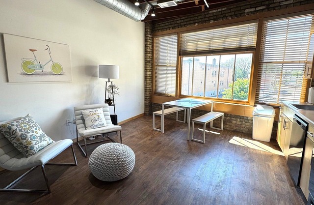Downtown- Off Broadway- 1 bedroom Suite 202 Pet Friendly!
