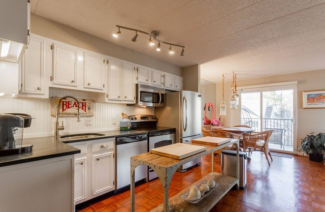 Downtown Rehoboth Beach 1 Block from Rehoboth Ave Sleeps 4