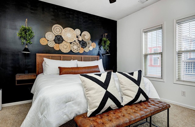 Downtown retreat 5mins to Bottleworks and Mass Ave w/Garage