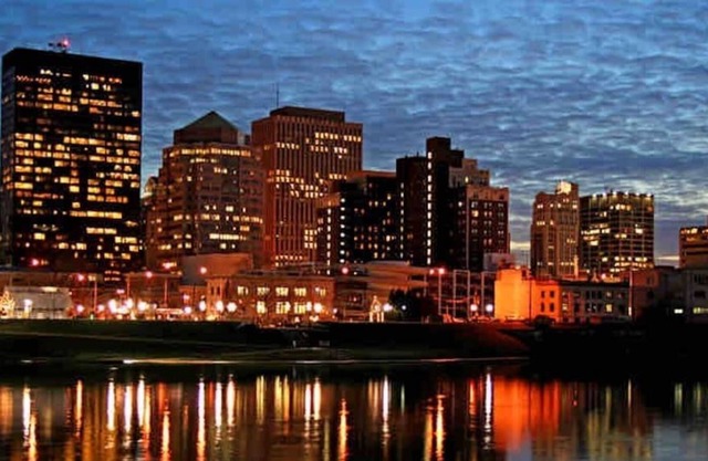 DOWNTOWN RIVERFRONT W/ CITYSCAPE VIEWS | KING BED