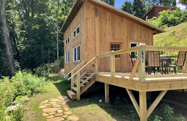 ★ Downtown Rustic Mid-Century Cottage w/views ★