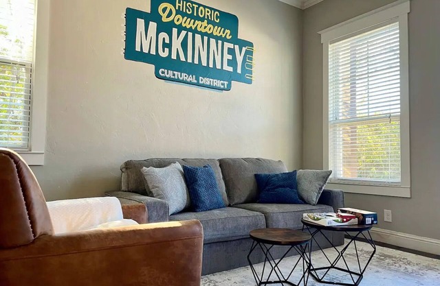 🏡 Downtown Stroll Retreat — Park Views & Perfect Location!