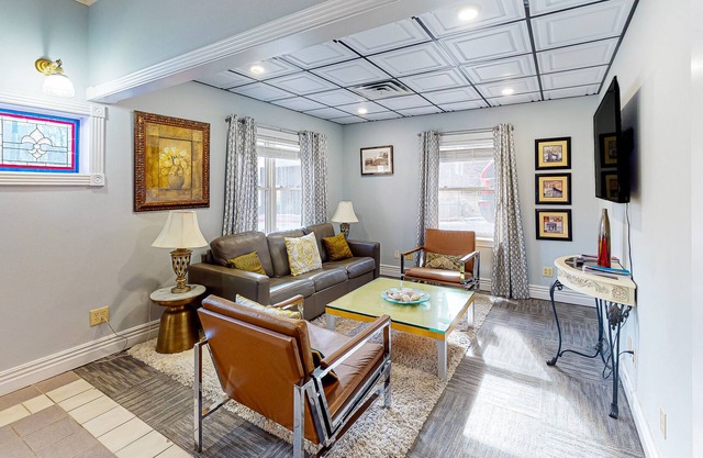 Downtown suite with central air conditioning, WiFi - near everything