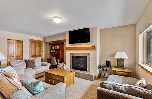 Downtown Summer Getaway! Farmers Market, Yampa River and Biking