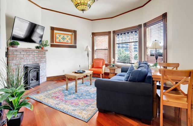 Downtown Victorian 2 Bedroom with Balcony!
