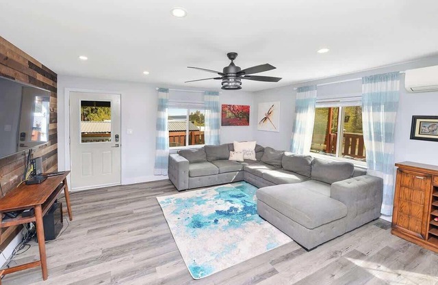 Dragonfly Cottage Oceanview with Hot Tub